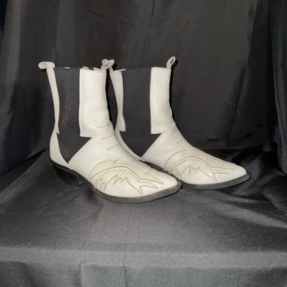 Stylish White and Black leather Women's Boots - Picture 4 of 11